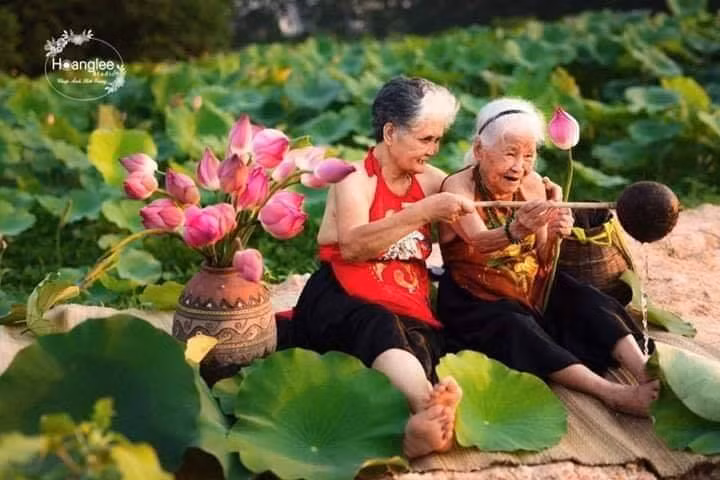 Rất nhiều cư dân mạng khi xem bộ ảnh tình bạn già ấy đều cảm thấy ghen tỵ với tình cảm bền chặt, thắm thiết của hai cụ.