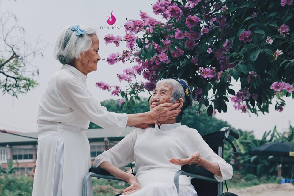 Dù răng đã rụng, da đã đồi mồi và tóc đã bạc nhưng hai cụ vẫn bắt kịp "trend" của lứa con cháu để đưa ra bộ ảnh cực đẹp và ấm tình bạn thân.