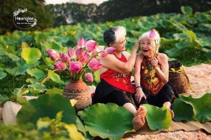 Ở cái tuổi “gần đất xa trời” như hai cụ những điều hào nhoáng phù phiếm đã trở thành hư vô, điều khiến hai cụ hạnh phúc chỉ đơn giản là sự ấm áp của gia đình và cái nắm tay thật chặt của người “bạn già” bao năm thân thiết đã là quá đủ.