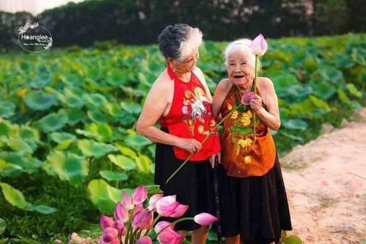 Ở tuổi của hai cụ đều đã trải qua rất nhiều biến động trong cuộc sống, đều có những mái ấm riêng, những đứa cháu ngoan ngoãn nhưng cả hai cụ vẫn luôn giữ được sự thân thiết, yêu thương nhau.