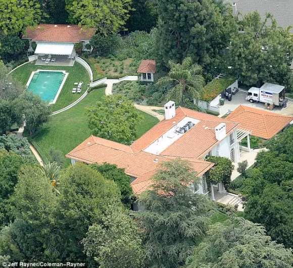 Angelina Jolie chi 25 trieu USD mua biet thu moi gan nha Brad Pitt