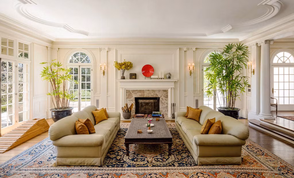 Phòng khách cũng được nữ diễn viên giữ nguyên vẻ cổ điển ban đầu cùng những món đồ cổ có giá trị.