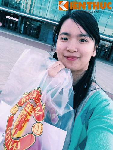 Hải Hiền đã có những bức ảnh trước quảng trường của SVĐ Old Trafford.