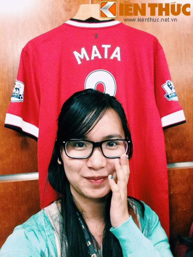 Từ xứ sở sương mù, Hải Hiền gửi lời chúc cộng đồng fan MU luôn hùng mạnh và đặc biệt luôn tin tưởng vào đội bóng mình yêu quý. Còn với các Manucians (tên gọi của những CĐV MU) tại Việt Nam thì cô nàng này chúc các bạn sẽ sớm hoàn thành được giấc mơ đến sân Old Trafford của mình.