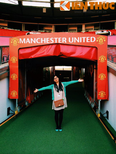 Mới đây, nhân ngày được nghỉ học, Hải Hiền đã tham gia vào một tour du lịch tới sân Old Trafford, nơi mà cô đã ao ước được đặt chân tới từ lâu nay. May mắn hơn cho cô bạn 18 tuổi này khi đoàn du lịch của cô được vào tận phòng thay đồ của các cầu thủ. Tại đây, Hải Hiền đã chụp ảnh với rất nhiều áo đấu của các cầu thủ.