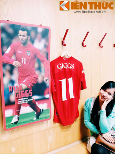 Cũng trong phòng thay đồ của MU, Hải Hiền đã chụp ảnh với chiếc áo đấu kỷ niệm của Ryan Giggs, một huyền thoại của sân Old Trafford.
