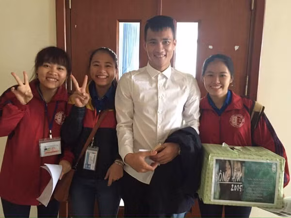 Cong Vinh suot ngay da bong van do dai hoc diem cao-Hinh-2