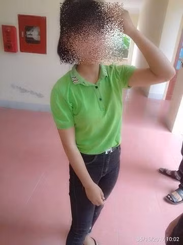 Bên cạnh đó, sau khi chứng kiến hành động của P.N. bạn bè thân thiết trách mắng cô gái Nghệ An này rằng nỡ tổn hại thân thể vì một người không đáng. Cụ thể, bạn tên Linh chia sẻ: "Chia tay là đúng rồi. Sau này nếu tiến xa hơn, biết đâu cô đó còn làm ra chuyện kinh khủng hơn".