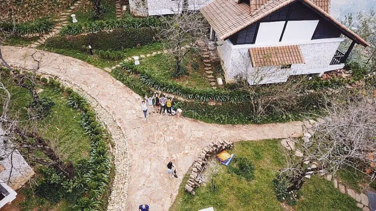 Nếu bạn đang có dự định đi du lịch nghỉ dưỡng cùng gia đình, hoặc nhóm bạn bè thân thiết của mình thì lựa chọn biệt thự song đôi là cực kì hoàn hảo.