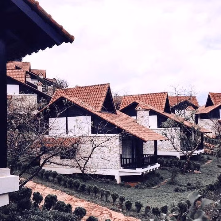 Khu rừng nguyên sinh xanh mát bao phủ xung quanh tạo cảm giác thật yên bình.