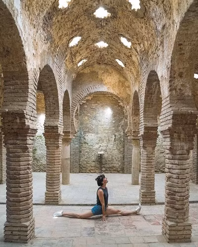 Chuyến hành trình của cô bắt đầu từ tháng 7 tới Scotland và nghỉ trong một tòa lâu đài cổ, được xây dựng từ những năm 1800.