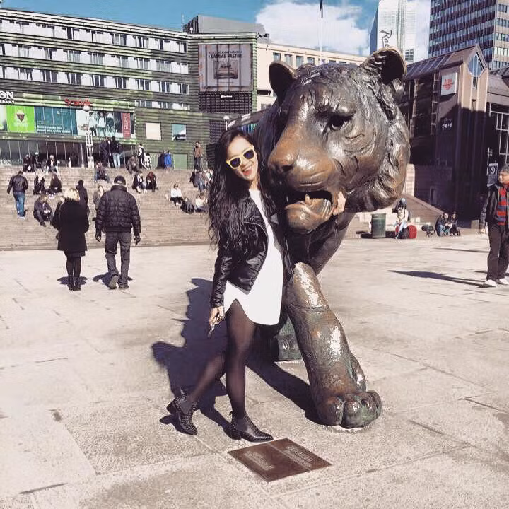 DJ Tít tạo dáng bên một bức tượng tại quảng trường Berlin.