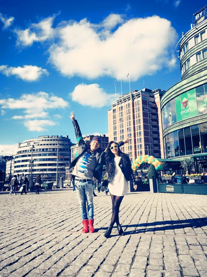 DJ Tít thả dáng tại quảng trường Berlin (Đức).