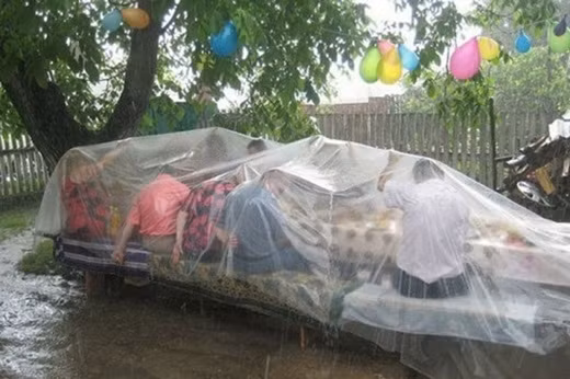 Bất chấp thời tiết mưa gió, với phát minh này việc party ngoài trời vẫn thành công tốt đẹp.