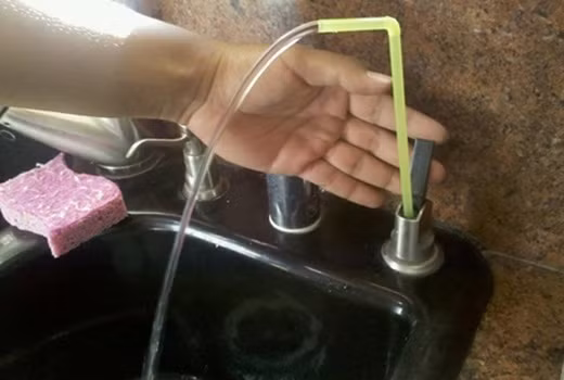 Nếu vòi nước nhà bạn bị hỏng thì đừng quá lo lắng, vì chỉ cần một chiếc ống hút có thể khắc phục được tình trạng này.