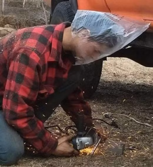 Khi người thợ hàn, cắt không có kính, anh ta vẫn bảo vệ được đôi mắt tinh khôi của mình. Ảnh sử dụng trong bài: Facebook.