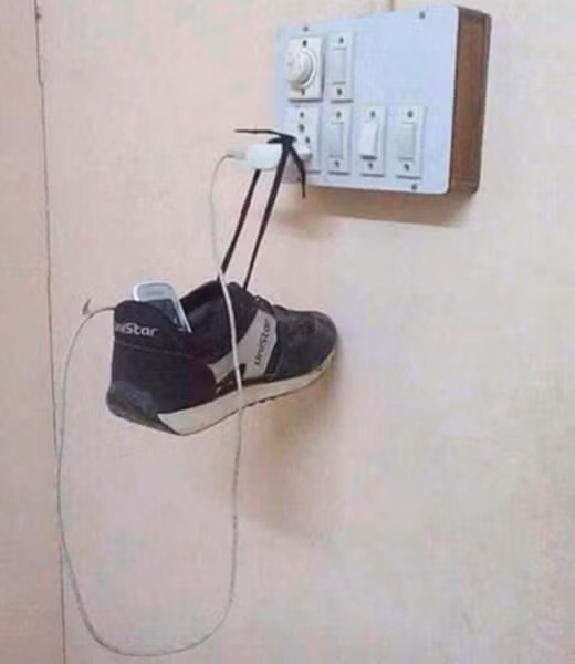 Dụng cụ sạc theo phong cách đến từ các cư dân mạng, khỏi lo việc rơi điện thoại, vỡ màn hình.