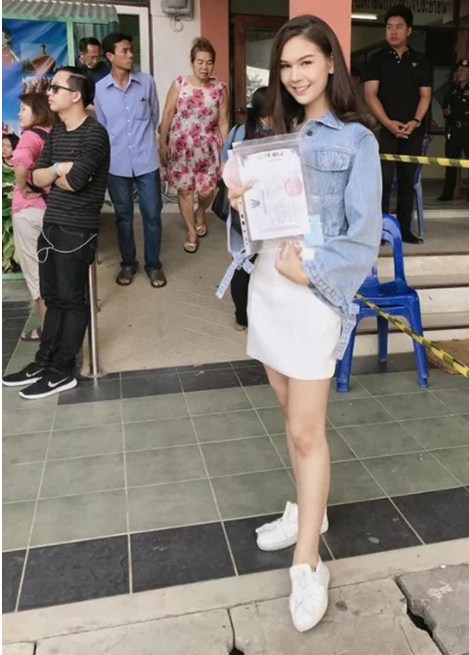 Trong buổi khám nghĩa vụ quân sự tại Chiang Mai, Chin Rika xuất hiện với chiếc váy trắng thanh thoát và khoác ngoài là chiếc áo denim bò.
