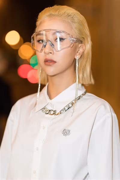 Một số khác gay gắt hơn, để lại bình luận nói Quỳnh Anh Shyn "làm lố", "đẹp chẳng thấy đâu chỉ thấy kỳ cục".