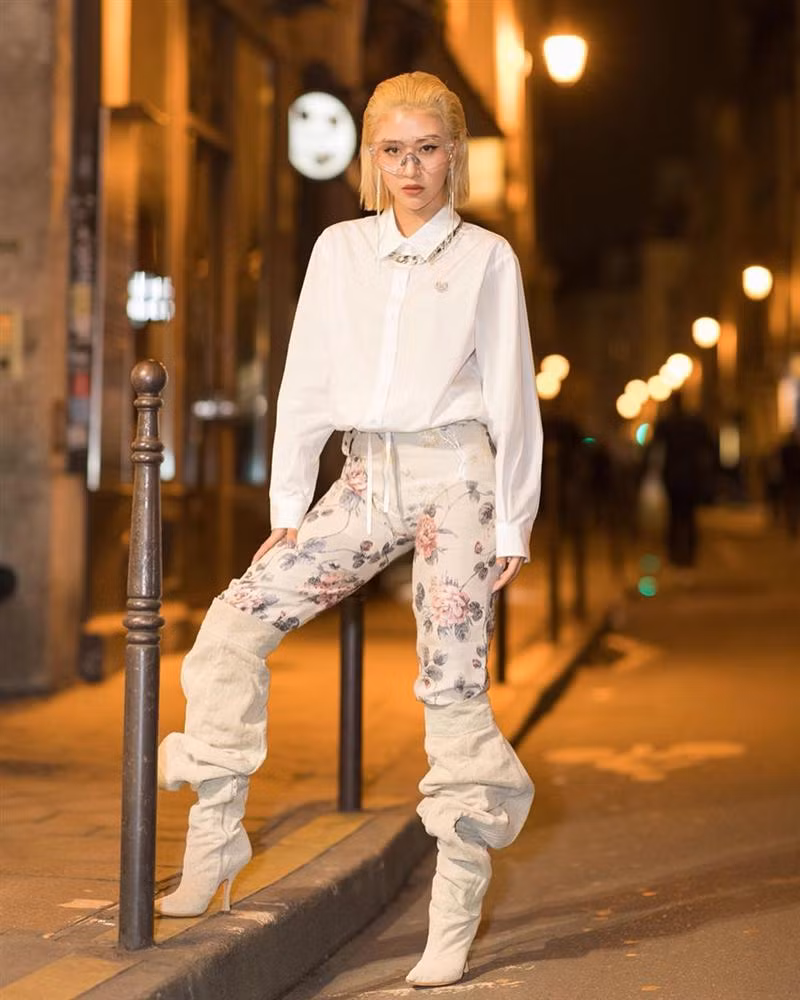 Nhiều ý kiến cho rằng Quỳnh Anh Shyn đang theo đuổi phong cách "Tây hóa" nhưng chưa chuẩn.