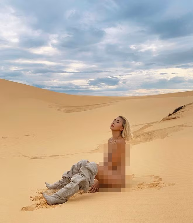 Trên trang cá nhân, Quỳnh Anh Shyn vừa đăng tải 2 tấm ảnh diện bikini, mang boots cao quá đầu gối, tạo dáng trên đồi cát (chưa rõ ở đâu) kèm dòng caption: "Chạy trên đồi cát bát ngát tìm ai".