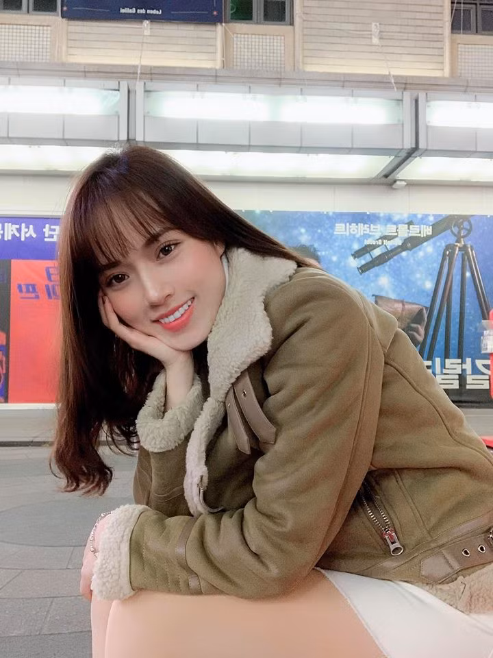 Chi Hoa tên đầy đủ là Nguyễn Linh Chi Hoa (sinh năm 1992). Cô nàng này từng tốt nghiệp khoa kế toán Đại Học Phương Đông trước khi chạm ngõ nghệ thuật với bộ phim dành cho giới trẻ mang tên "Bước nhảy xì teen".