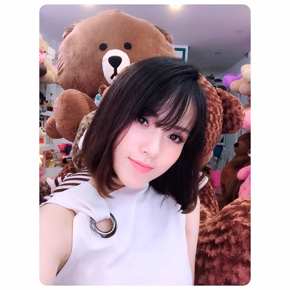 Những hình ảnh vui chơi và du lịch đây đó được cô nàng cập nhật trên trang cá nhân Facebook cũng đủ khiến người hâm mộ biết rằng cuộc sống của Chi Hoa đang rất hạnh phúc.