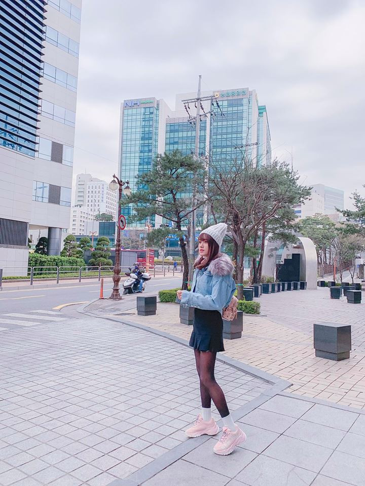 Mặc dù không học qua một lớp diễn xuất nào, nhưng Chi Hoa vẫn khiến nhiều người yêu mến bởi lối diễn xuất tự nhiên, mộc mạc. Cô nàng đã để lại ấn tượng cho nhiều khán giả qua các vai diễn trong một số bộ phim truyền hình: Bước nhảy xì teen, Giọt nước rơi…