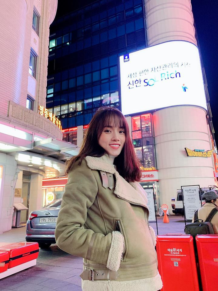 Sở hữu khuôn mặt đáng yêu, xinh đẹp, đặc biệt là mái tóc đen huyền thoại của Chi Hoa đã trở thành điểm nhấn mỗi khi nhắc tới cô nàng nữ chính phim Bước nhảy xì teen.