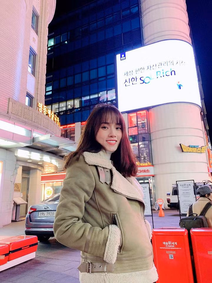 Sở hữu khuôn mặt đáng yêu, xinh đẹp, đặc biệt là mái tóc đen huyền thoại của Chi Hoa đã trở thành điểm nhấn mỗi khi nhắc tới cô nàng nữ chính phim Bước nhảy xì teen.