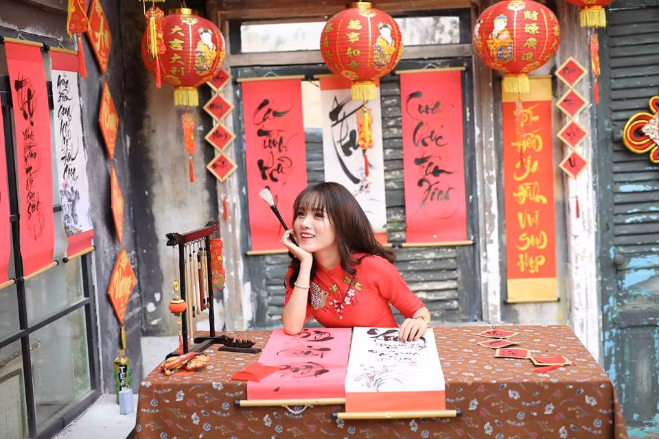 Trước khi tham gia bộ phim truyền hình Bước nhảy xì teen, Chi Hoa cũng từng là thành viên trong một nhóm nhảy có tiếng ở Hà Thành, không những thế cô nàng còn là mẫu ảnh tự do cho nhiều shop thời trang.