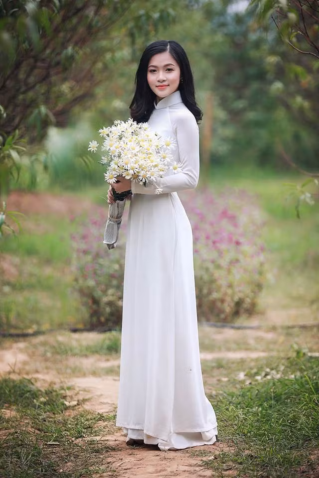 Bên cạnh đó, cũng nhờ nhan sắc của mình, Trần Hiền còn lọt vào mắt xanh của nhiều nhiếp ảnh gia đình đám tại Hà Nội và thường xuyên góp mặt trong những concept ảnh ấn tượng của họ.