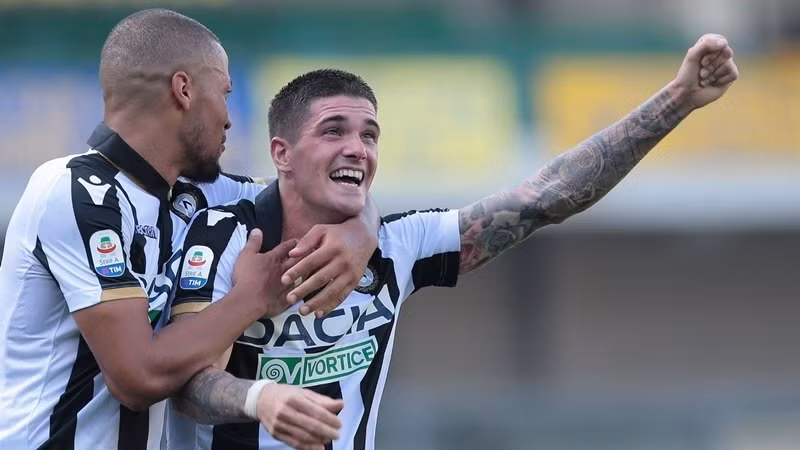  Chuyển nhượng bóng đá mới nhất từ Calcio, De Paul khiến Napoli và Inter Milan đang cạnh tranh rất gắt gao để đưa anh rời khỏi Udinese. Nhưng bản thân cầu thủ này lại luôn hướng về AC Milan.