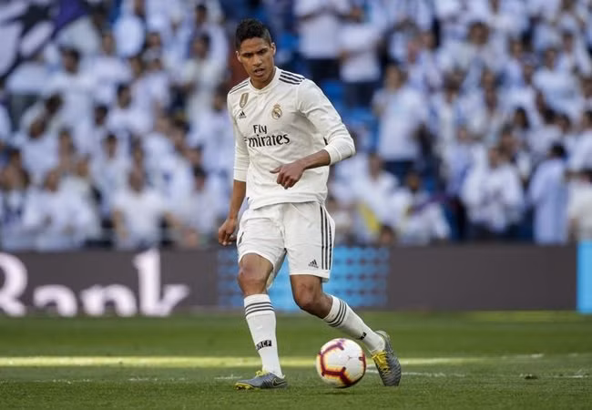 Chuyển nhượng bóng đá từ truyền thông Tây Ban Nha tiết lộ, Raphael Varane đã lên kế hoạch rời Real Madrid ngay trong phiên chợ Hè 2019.