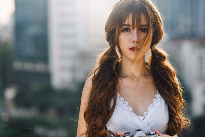 Nữ sinh trường Báo - Mỹ Linh gây ấn tượng bằng vẻ ngoài xinh đẹp và gương mặt tạo được thiện cảm từ người đối diện.