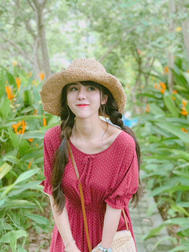 Phan Thị Mỹ Linh sinh năm 1997, đang là sinh viên trường Học viện báo chí và tuyên truyền. Dù mới 21 tuổi nhưng ngoài thời gian đi học, cô nàng này đã quản lý một spa nhỏ và một shop thời trang.