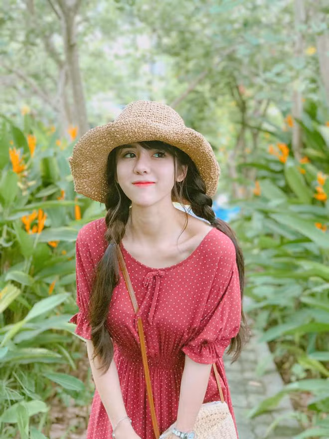 Phan Thị Mỹ Linh sinh năm 1997, đang là sinh viên trường Học viện báo chí và tuyên truyền. Dù mới 21 tuổi nhưng ngoài thời gian đi học, cô nàng này đã quản lý một spa nhỏ và một shop thời trang.