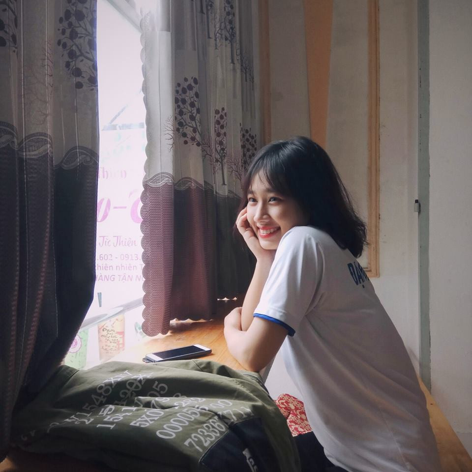 Huỳnh Như sở hữu ngoại hình xinh xắn cùng vóc dáng nhỏ nhắn, dễ thương. Bình thường, rất dễ nhầm lẫn nữ giáo viên 9X Cần Thơ này là một nữ sinh đang học THPT.