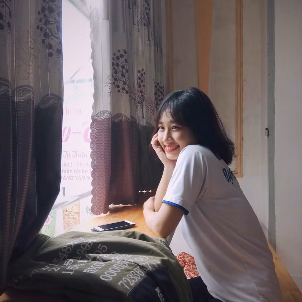 Huỳnh Như sở hữu ngoại hình xinh xắn cùng vóc dáng nhỏ nhắn, dễ thương. Bình thường, rất dễ nhầm lẫn nữ giáo viên 9X Cần Thơ này là một nữ sinh đang học THPT.