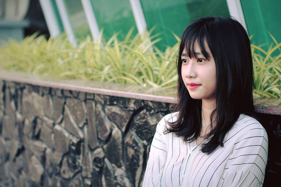 Sau rất nhiều comment kêu gào "xin link" thì mới đây, danh tính của nữ giáo viên xinh đẹp đã được tìm thấy. Nhân vật chính trong ảnh là Trần Huỳnh Như (sinh năm 1997), hiện đang là giáo viên thực tập tại trường THPT Bùi Hữu Nghĩa (Cần Thơ).