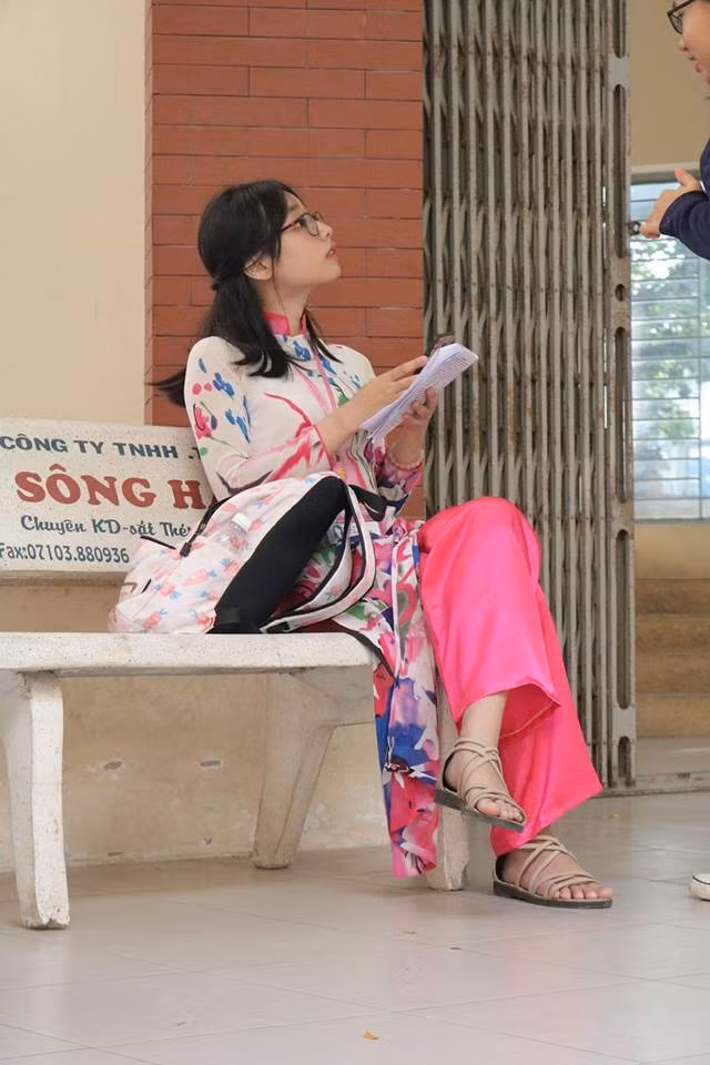 Mới đây, một nữ giáo viên đã được dân tình săn lùng info rần rần vì quá đáng yêu trong tà áo dài cùng chiếc balo hồng. Tuy không rõ mặt nhưng góc nghiêng thần thánh của cô bạn này đủ khiến CĐM phải ngay lập tức truy tìm danh tính.