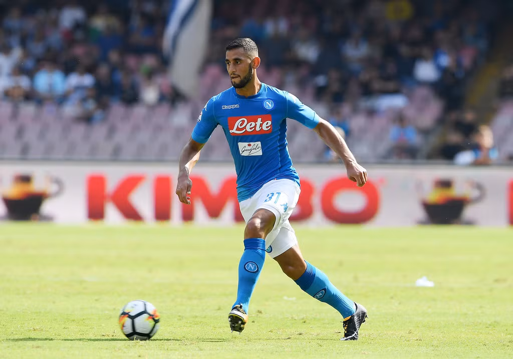 Man City có cơ hội mua hậu vệ với giá rẻ: HLV Pep Guardiola sẽ có cơ hội mua hậu vệ cánh trái Faouzi Ghoulam của Napoli với giá rẻ vào tháng 1 tới để thay thế cho Benjamin Mendy bị chấn thương dài hạn. Ghoulam chỉ còn hợp đồng đến hết mùa giải này nên giá trị của anh chỉ vào khoảng 3 triệu bảng và được tự do đàm phán với CLB khác từ tháng 1/2018.