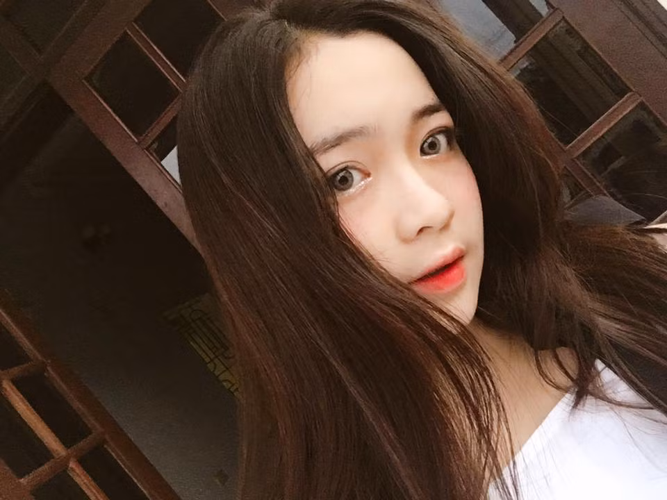 Không chỉ xinh đẹp, tài năng, cô nàng Phi Linh còn có thành tích học tập rất đáng nể. Mặc dù rất nhiều lời mời chụp ảnh tuy nhiên Linh vẫn giữ được phong độ trong học tập.