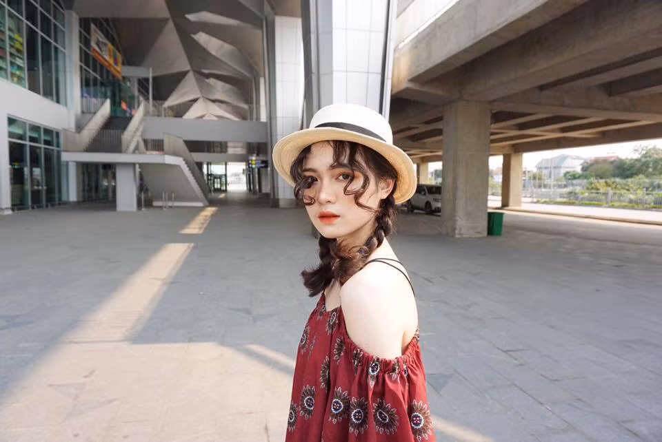 Sở hữu vẻ đẹp không tì vết, Linh Phi đang là cái tên rất hot và được các nhiếp ảnh gia, các shop thời trang lựa chọn làm gương mặt quảng bá sản phẩm.