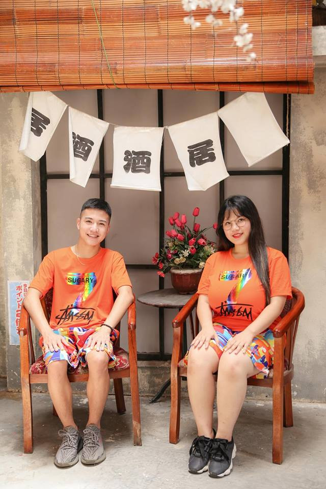 Còn về cá nhân Thu Trang, cô nàng này khẳng định đây là người yêu cô và họ đã yêu nhau được 6 tháng sau khi tìm thấy nhau qua 1 group tâm sự. Anh ấy chủ động nhắn tin cho Trang trước. Mỗi ngày cứ nhắn tin qua lại như thế nên dần dần nảy sinh tình cảm.