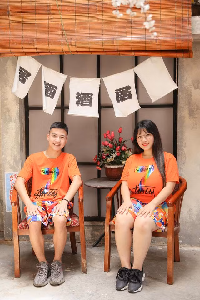 Còn về cá nhân Thu Trang, cô nàng này khẳng định đây là người yêu cô và họ đã yêu nhau được 6 tháng sau khi tìm thấy nhau qua 1 group tâm sự. Anh ấy chủ động nhắn tin cho Trang trước. Mỗi ngày cứ nhắn tin qua lại như thế nên dần dần nảy sinh tình cảm.