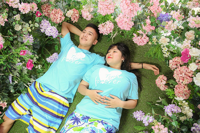 Tuy nhiên, cũng chính từ sự góp mặt của chàng bạn trai điển trai này, nhiều dân mạng cũng đặt ra nghi vấn rằng: "Liệu đây có phải là một vụ câu views, câu like mà người được lợi là cả hai nhân vật chính xuất hiện trong ảnh?".