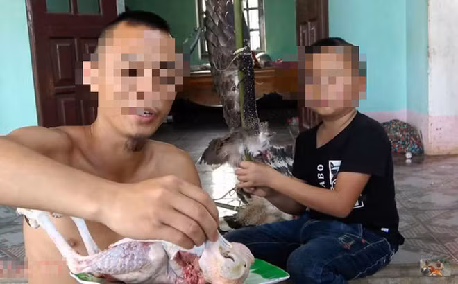 Sau khi vặt lông, nhóm người này tiến hành chặt miếng và bày thịt chim lên đĩa. Tiếp đó, 2 nhân vật chính trong video đã tiến hành nướng con chim và nhậu một cách ngon lành.