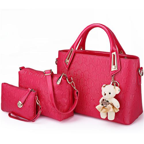 Túi xách là quà tặng ngày 8/3 dễ sử dụng và phù hợp với mọi đối tượng. Đây là phụ kiện không thể thiếu với bất cứ bạn nữ nào làm văn phòng. Nên chọn chiếc túi xách có cỡ vừa phải, đủ chứa chút giấy tờ, tài liệu cùng mỹ phẩm. Đồng thời bạn nên chọn màu theo cá tính của đối phương.