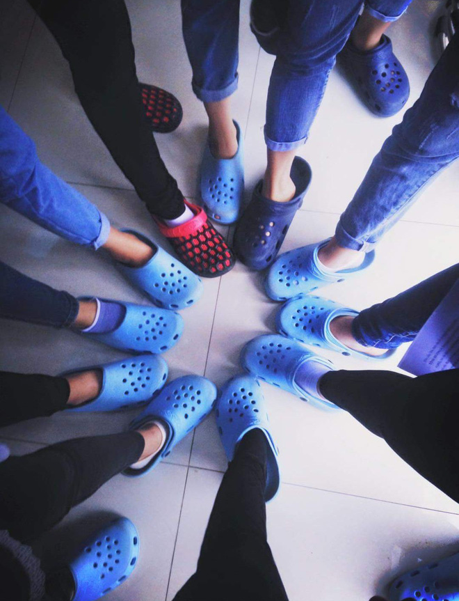 Với độ bên cao, không bao giờ phải giặt, hỏng mua mới vẫn rẻ hơn áo nên dép đồng phục lớp hoặc nhóm được các bạn trẻ khá ưa chuộng, nhiều bạn còn nhận định rằng đây sẽ là trào lưu hot trên mạng xã hội trong năm 2018.